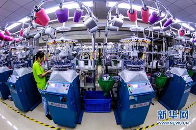 湖北郧阳:扶贫工厂织袜忙